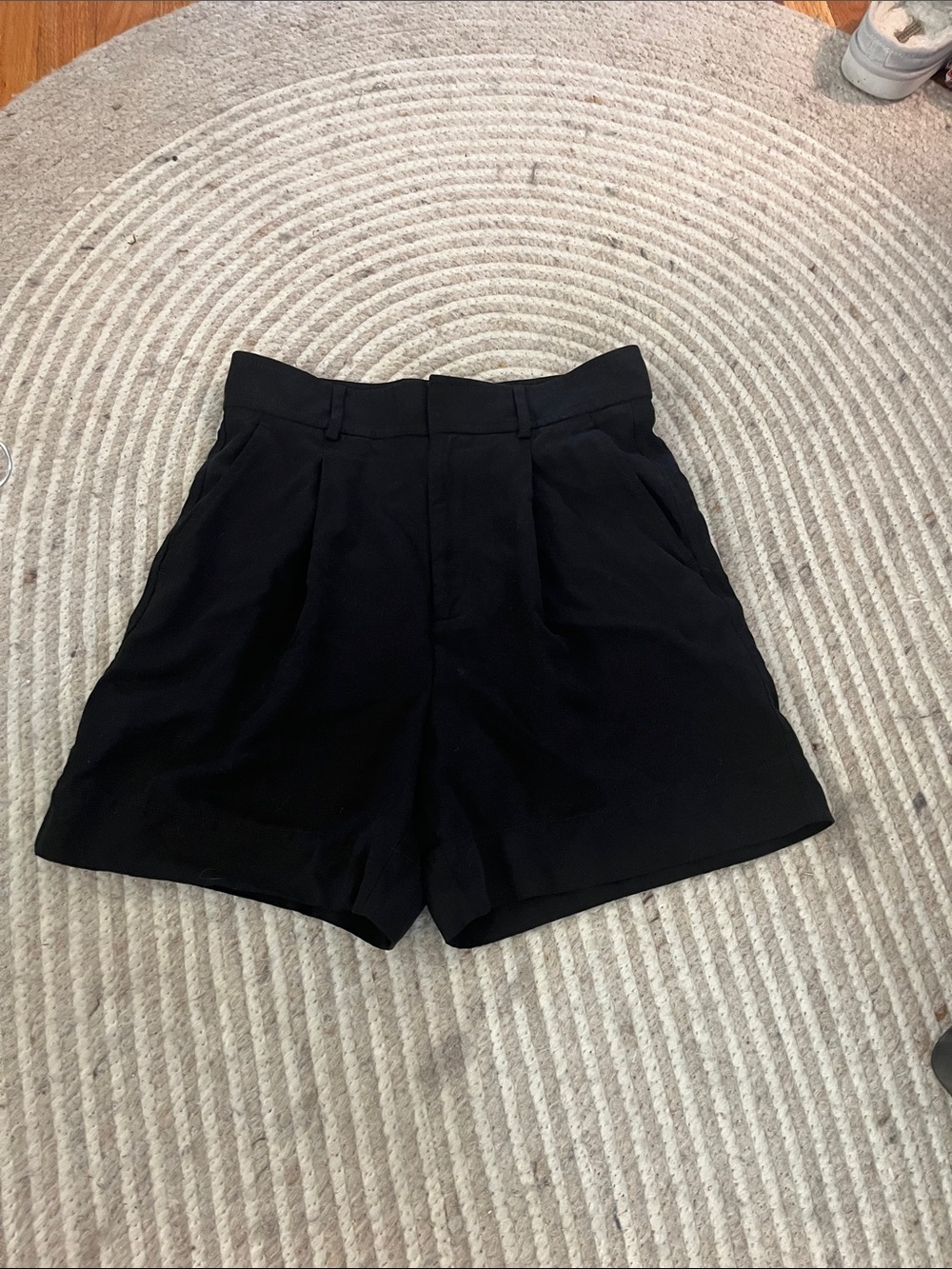 Everlane the Draper buttersmooth pleated black high waisted shorts - Picture 4 of 10